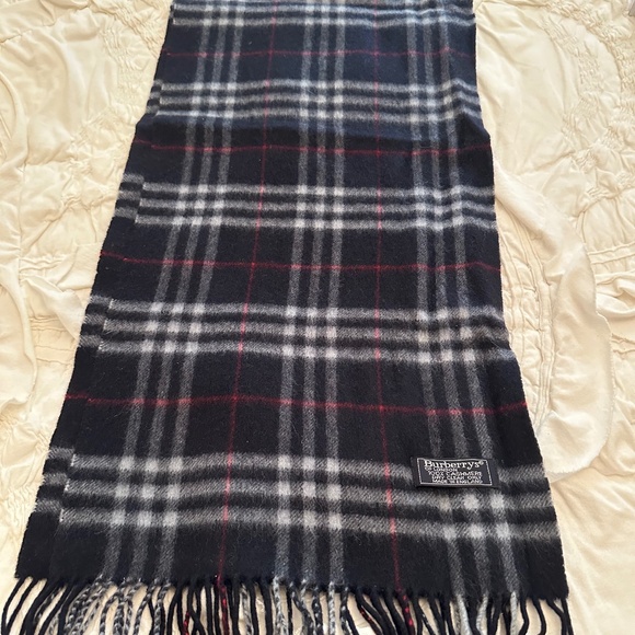 Burberrys Scarf - Picture 3 of 4